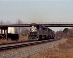 NS 6642 leads a southbound train